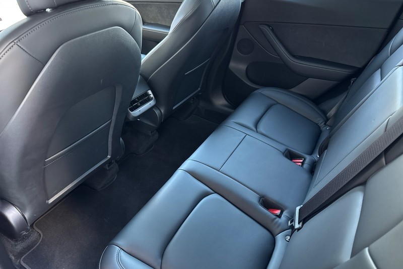 Tesla Model Y Vehicle Full-screen Gallery Image 11