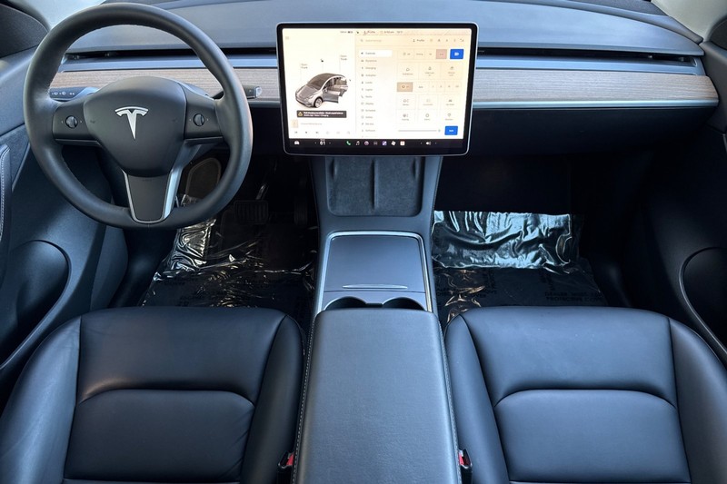 Tesla Model Y Vehicle Full-screen Gallery Image 12