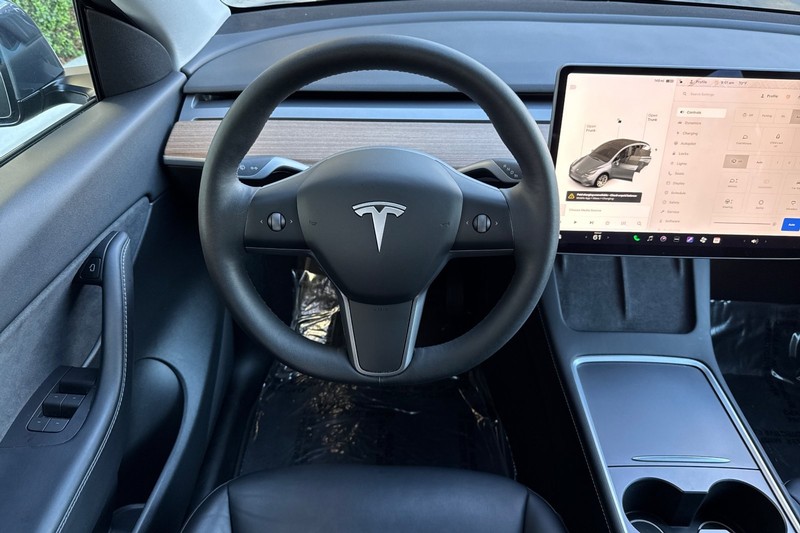 Tesla Model Y Vehicle Full-screen Gallery Image 13