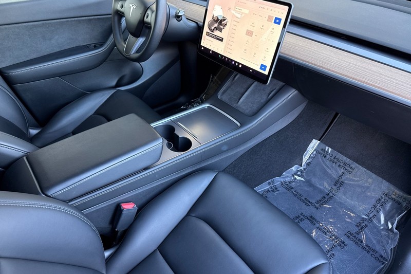 Tesla Model Y Vehicle Full-screen Gallery Image 14