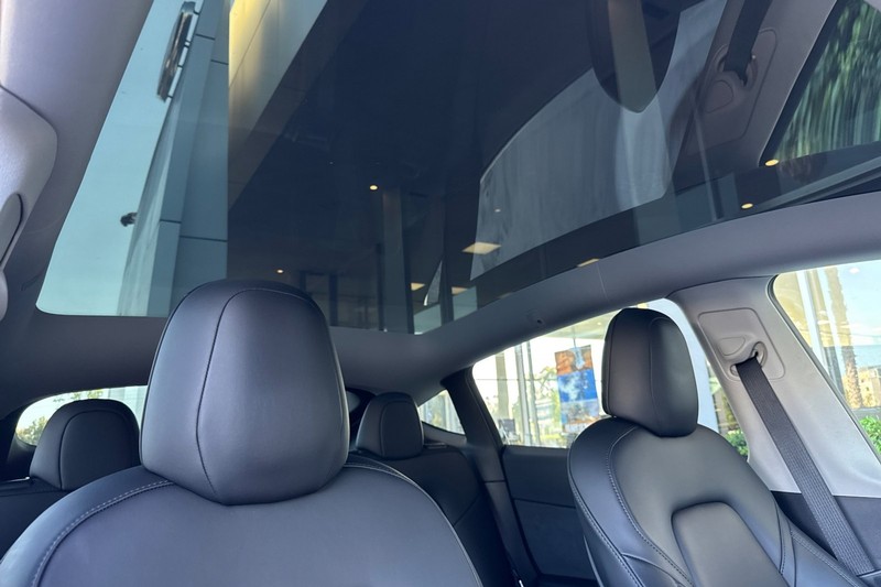 Tesla Model Y Vehicle Full-screen Gallery Image 15