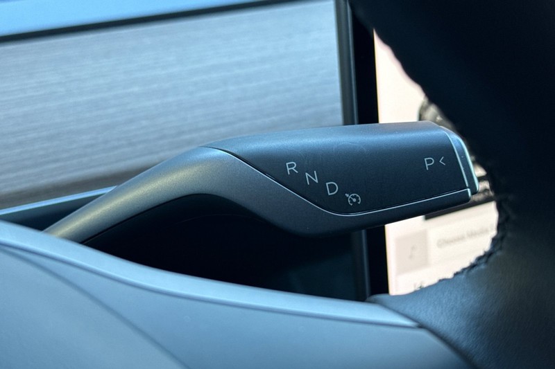 Tesla Model Y Vehicle Full-screen Gallery Image 20