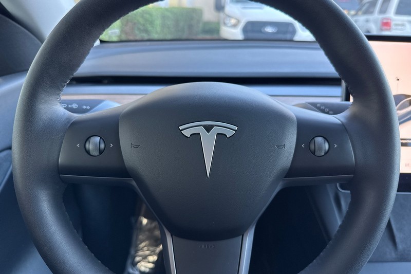 Tesla Model Y Vehicle Full-screen Gallery Image 21