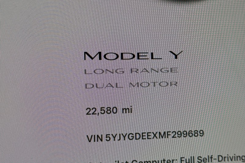 Tesla Model Y Vehicle Full-screen Gallery Image 23