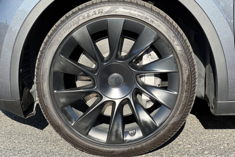 Tesla Model Y Vehicle Full-screen Gallery Image 24