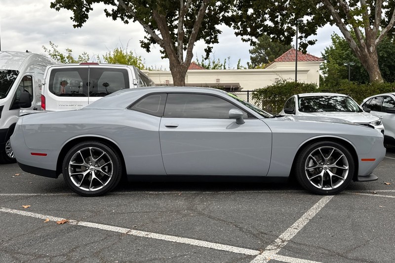 Dodge Challenger Vehicle Full-screen Gallery Image 03