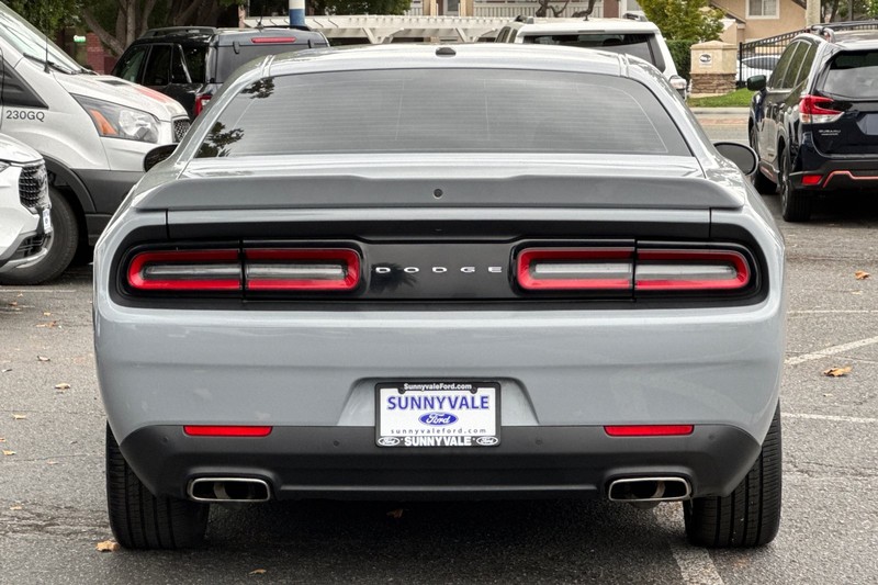 Dodge Challenger Vehicle Full-screen Gallery Image 05