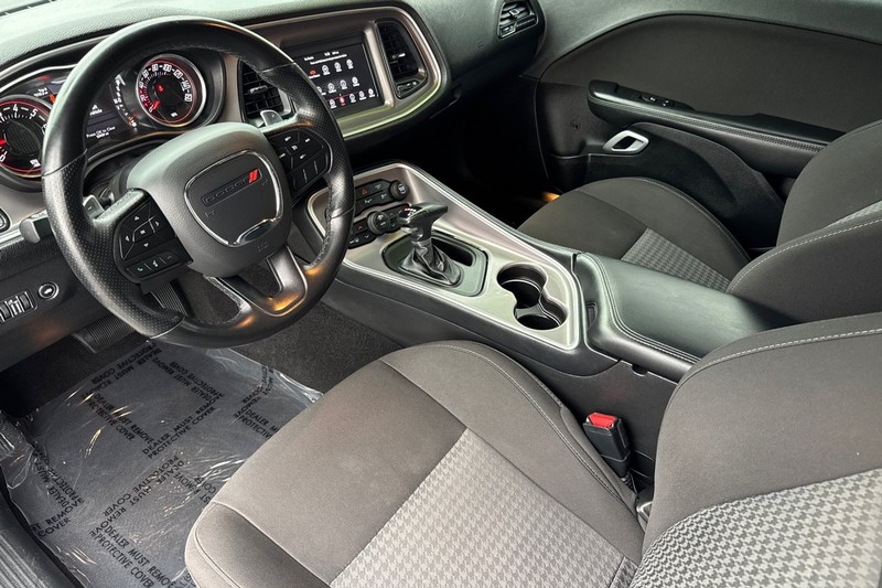 Dodge Challenger Vehicle Full-screen Gallery Image 10