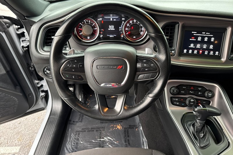 Dodge Challenger Vehicle Full-screen Gallery Image 12