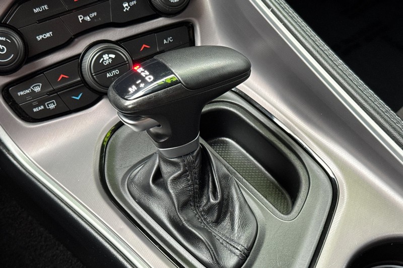 Dodge Challenger Vehicle Full-screen Gallery Image 17