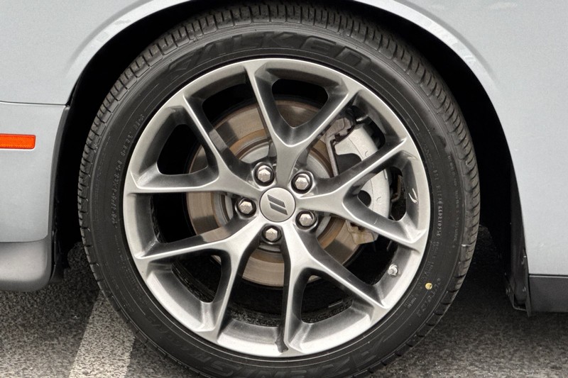Dodge Challenger Vehicle Full-screen Gallery Image 22