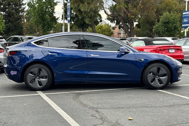 Tesla Model 3 Vehicle Full-screen Gallery Image 03