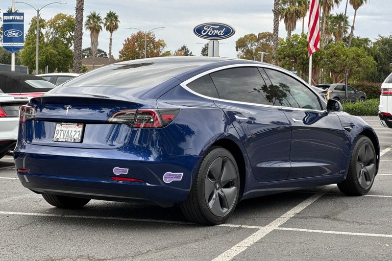 Tesla Model 3 Vehicle Full-screen Gallery Image 04