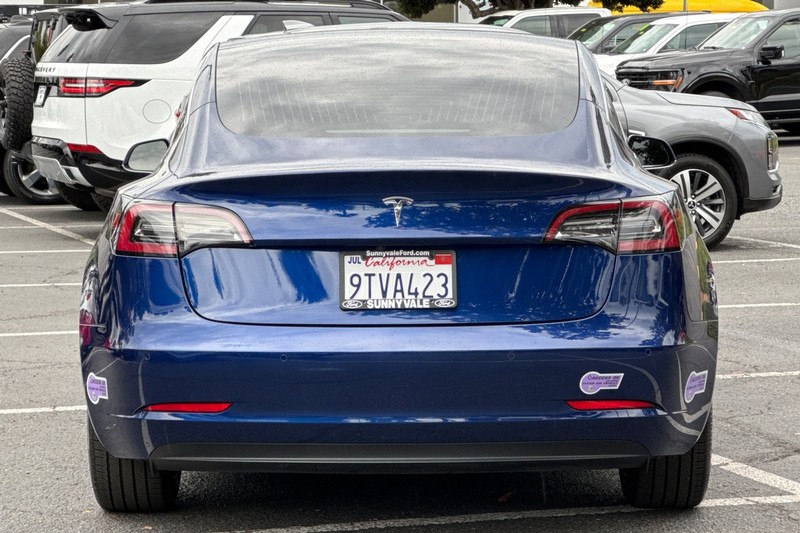 Tesla Model 3 Vehicle Full-screen Gallery Image 05