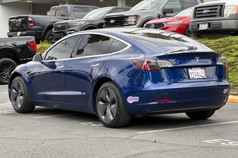 Tesla Model 3 Vehicle Full-screen Gallery Image 06