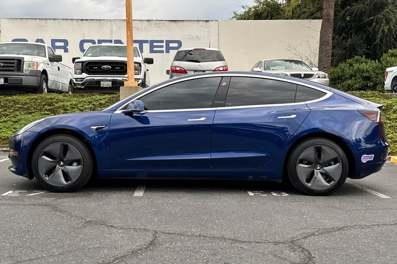 Tesla Model 3 Vehicle Full-screen Gallery Image 07