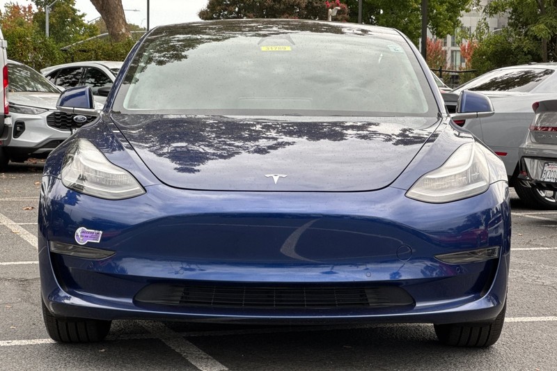 Tesla Model 3 Vehicle Full-screen Gallery Image 09