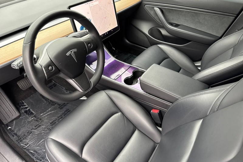 Tesla Model 3 Vehicle Full-screen Gallery Image 10