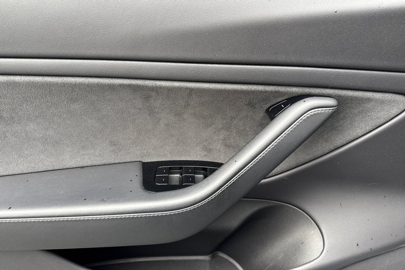 Tesla Model 3 Vehicle Full-screen Gallery Image 11