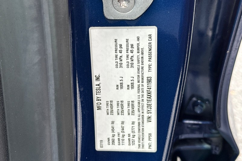 Tesla Model 3 Vehicle Full-screen Gallery Image 26