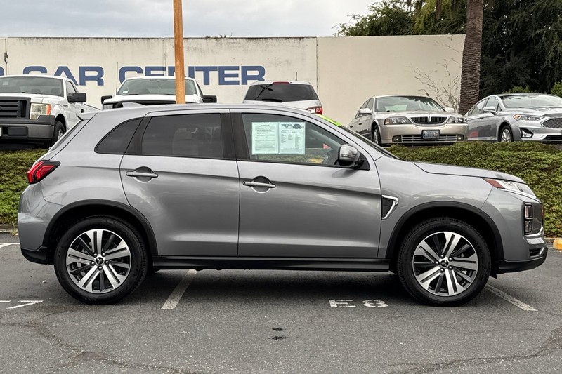 Mitsubishi Outlander Sport Vehicle Full-screen Gallery Image 03