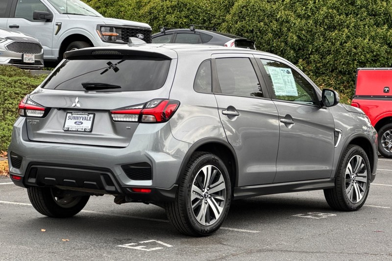 Mitsubishi Outlander Sport Vehicle Full-screen Gallery Image 04