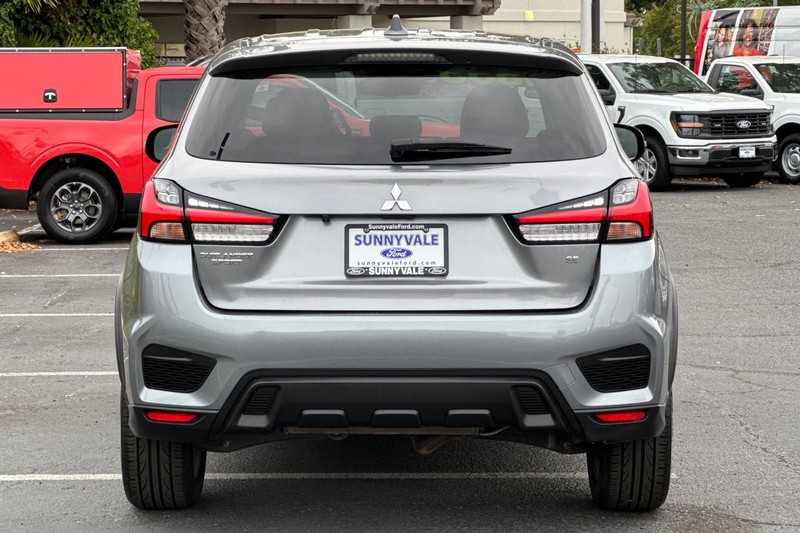 Mitsubishi Outlander Sport Vehicle Full-screen Gallery Image 05
