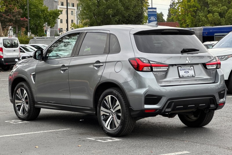 Mitsubishi Outlander Sport Vehicle Full-screen Gallery Image 06