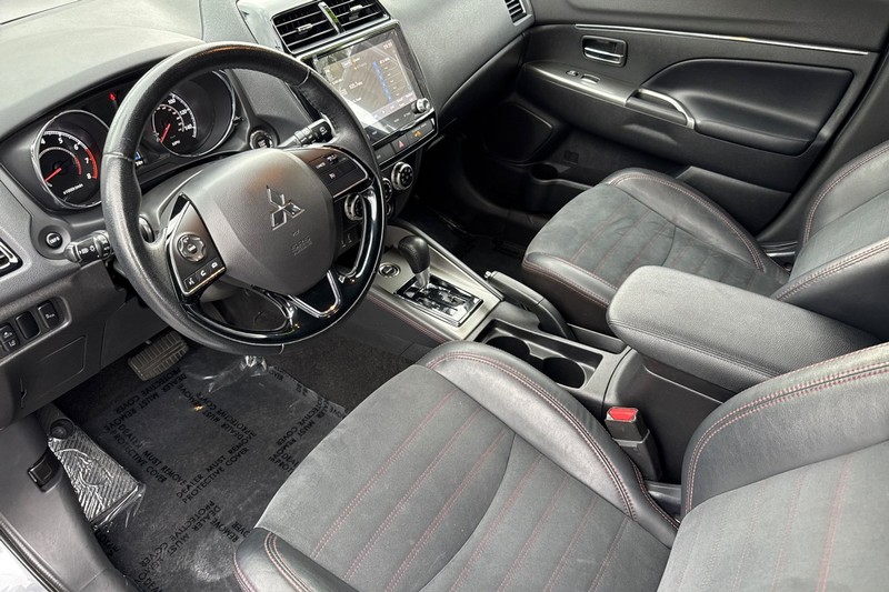Mitsubishi Outlander Sport Vehicle Full-screen Gallery Image 10