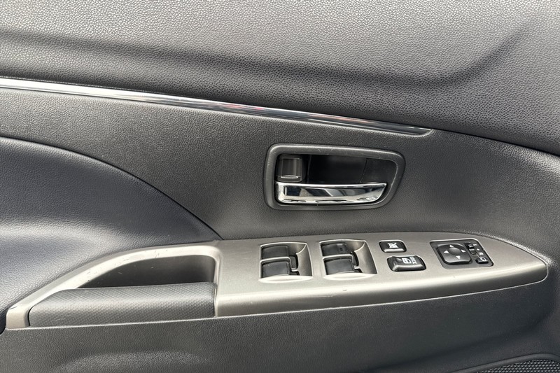 Mitsubishi Outlander Sport Vehicle Full-screen Gallery Image 11