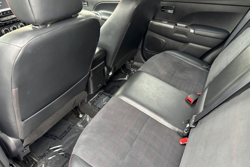Mitsubishi Outlander Sport Vehicle Full-screen Gallery Image 12