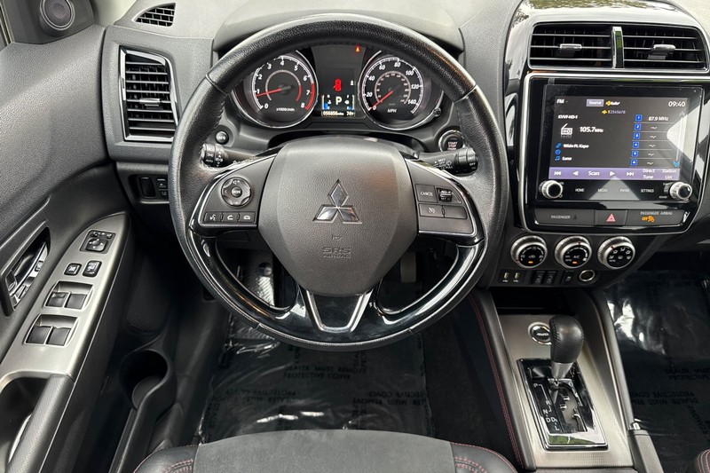Mitsubishi Outlander Sport Vehicle Full-screen Gallery Image 14