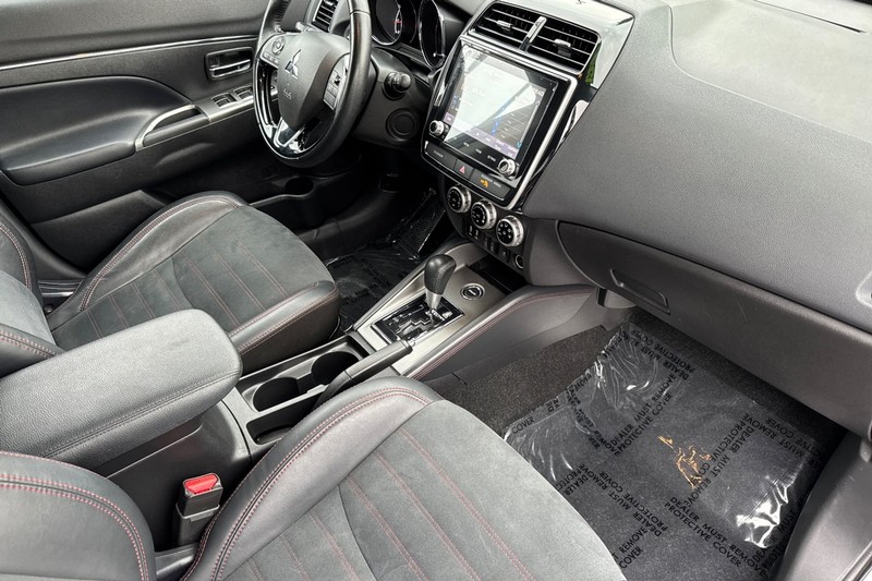 Mitsubishi Outlander Sport Vehicle Full-screen Gallery Image 15