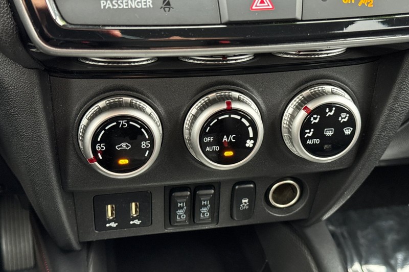 Mitsubishi Outlander Sport Vehicle Full-screen Gallery Image 18