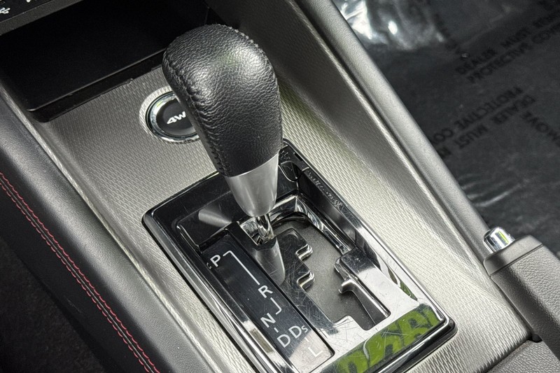 Mitsubishi Outlander Sport Vehicle Full-screen Gallery Image 19