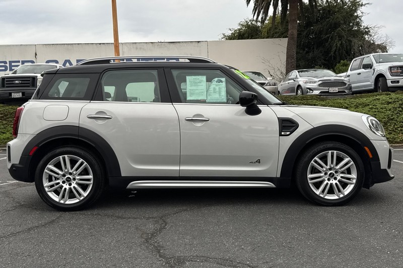 MINI Countryman Vehicle Full-screen Gallery Image 03