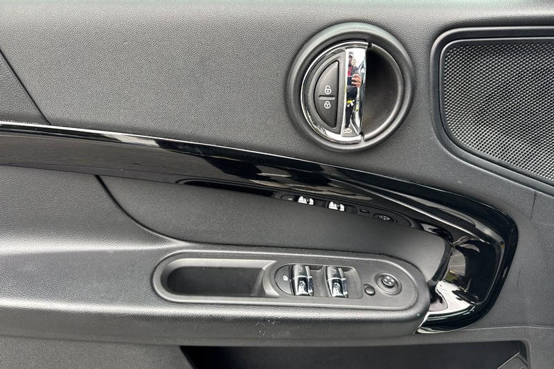 MINI Countryman Vehicle Full-screen Gallery Image 11