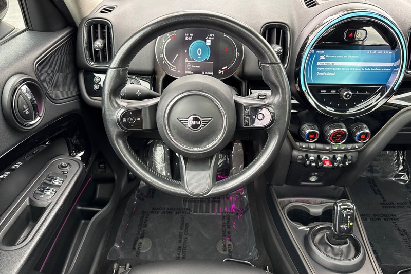 MINI Countryman Vehicle Full-screen Gallery Image 14