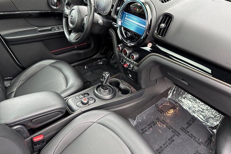 MINI Countryman Vehicle Full-screen Gallery Image 15