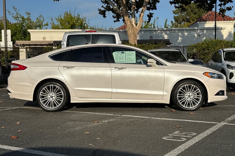 Ford Fusion Vehicle Full-screen Gallery Image 03