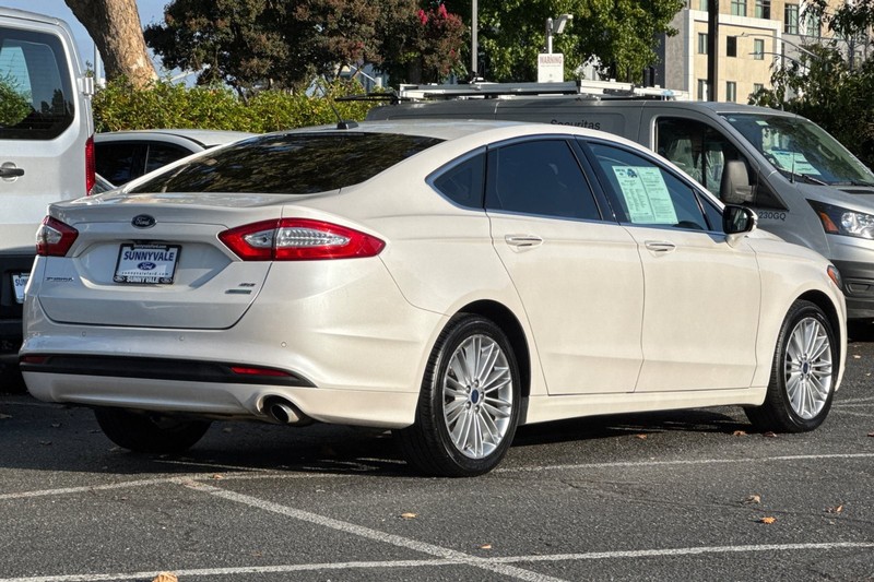 Ford Fusion Vehicle Full-screen Gallery Image 04