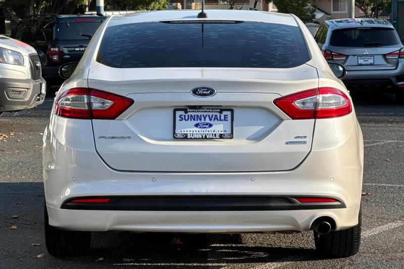 Ford Fusion Vehicle Full-screen Gallery Image 05