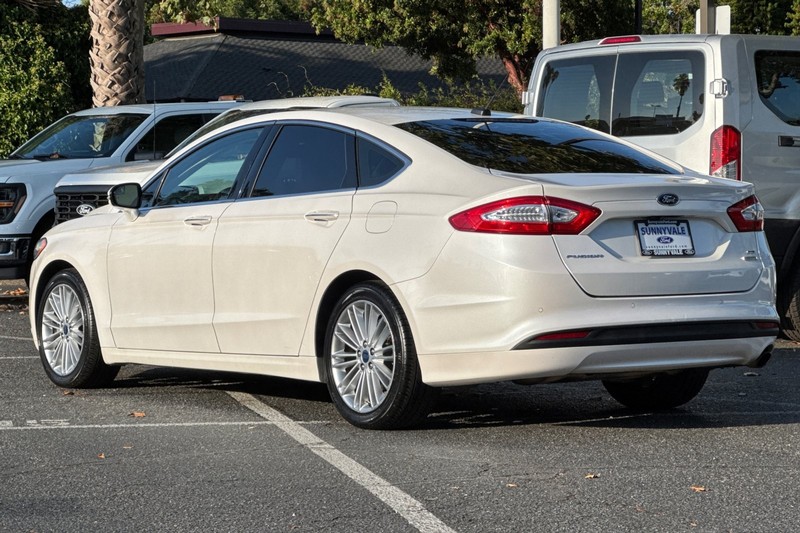 Ford Fusion Vehicle Full-screen Gallery Image 06