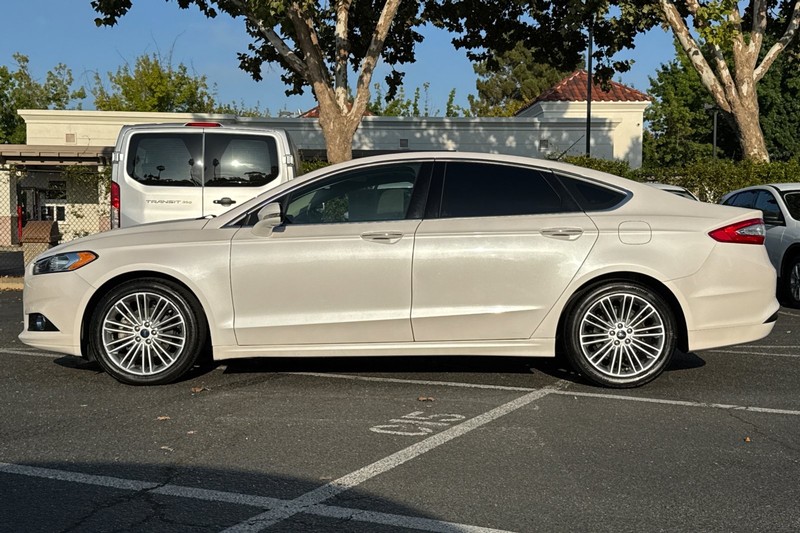 Ford Fusion Vehicle Full-screen Gallery Image 07
