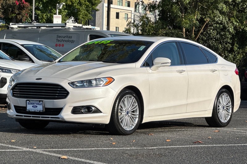 Ford Fusion Vehicle Full-screen Gallery Image 08