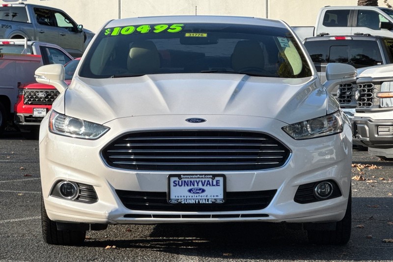 Ford Fusion Vehicle Full-screen Gallery Image 09