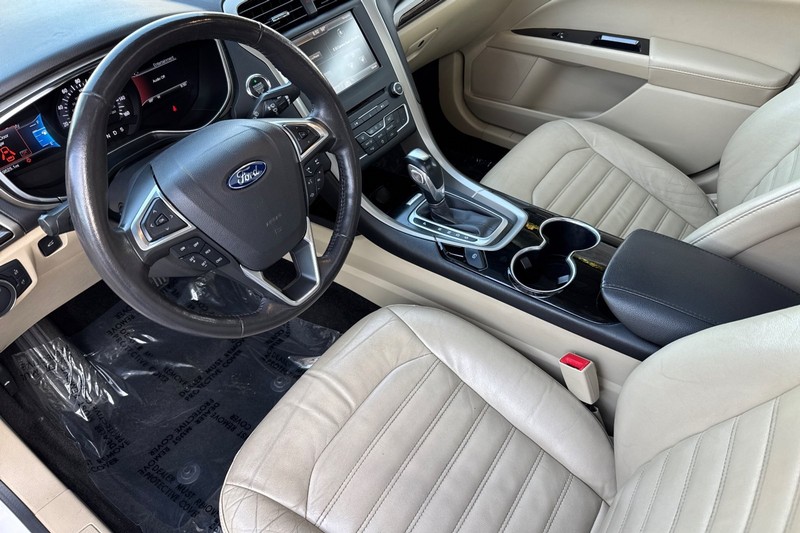 Ford Fusion Vehicle Full-screen Gallery Image 10