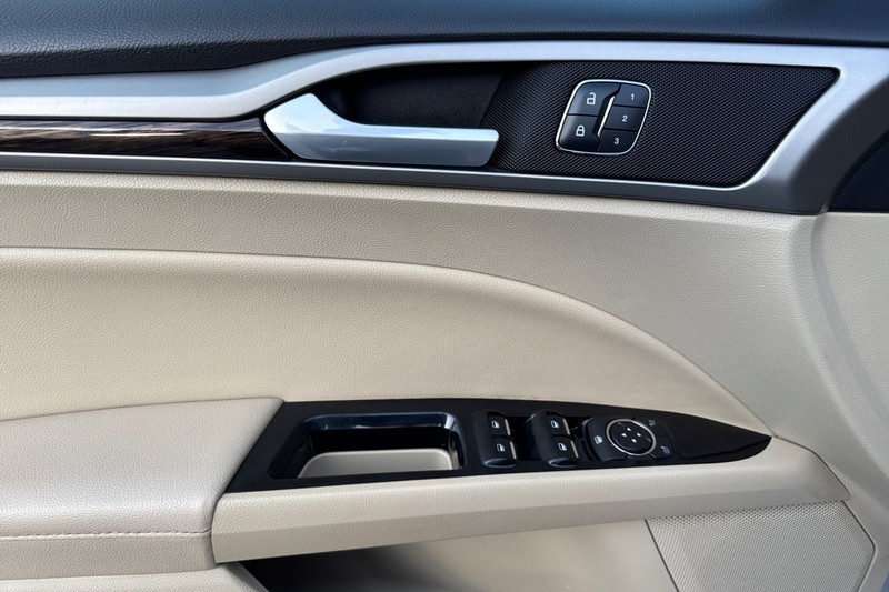 Ford Fusion Vehicle Full-screen Gallery Image 11