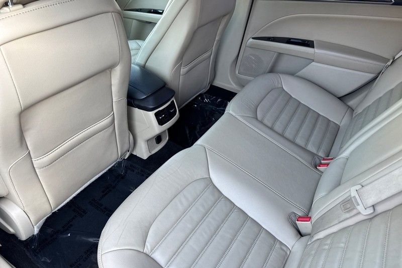 Ford Fusion Vehicle Full-screen Gallery Image 12