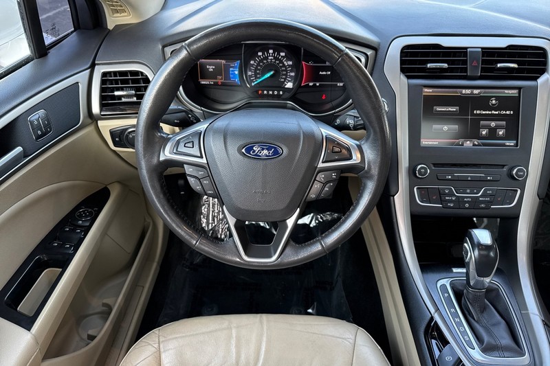 Ford Fusion Vehicle Full-screen Gallery Image 14